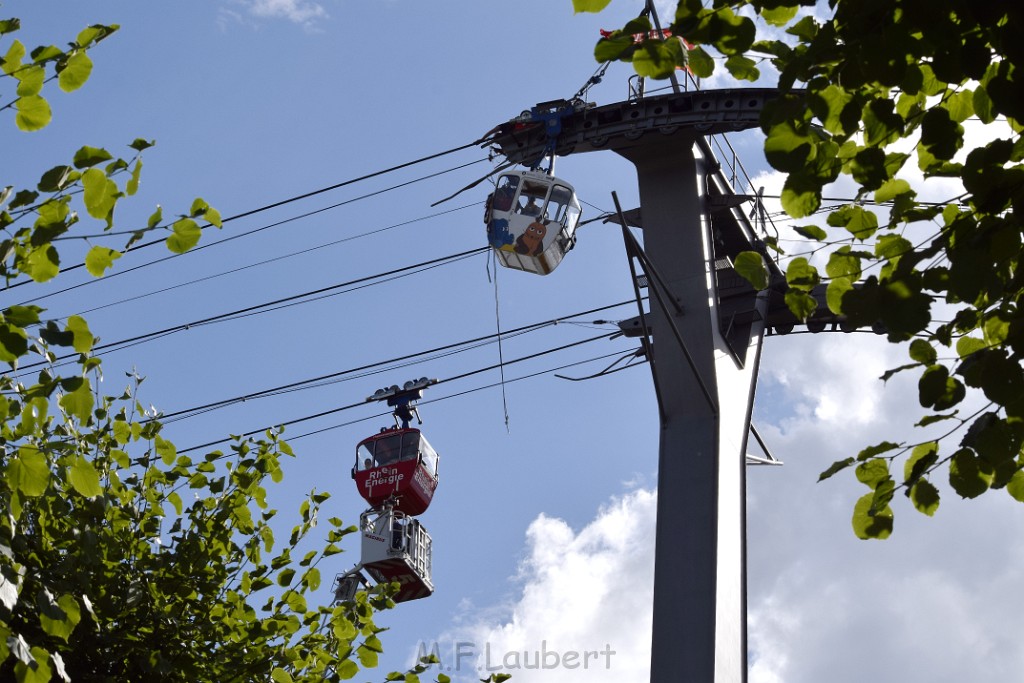 Koelner Seilbahn Gondel blieb haengen Koeln Linksrheinisch P148.JPG - Miklos Laubert